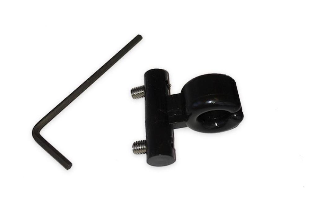 Den lille hjelper Monteres i teltskinnen innføringspunktet for teltet