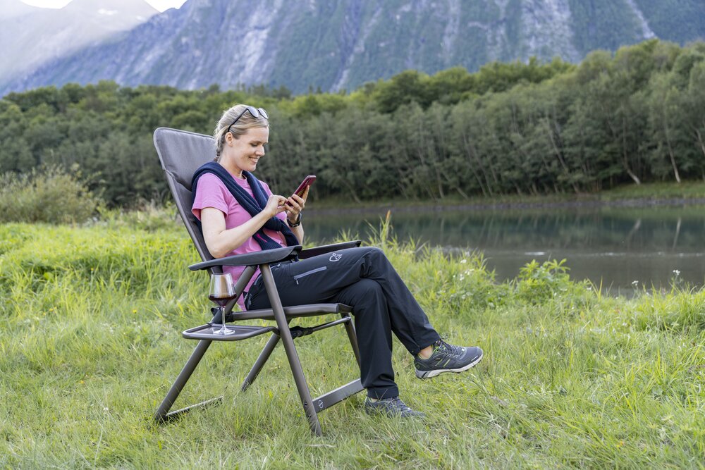 Campingstol Isfjorden Mørk grå polstret m/sidebord
