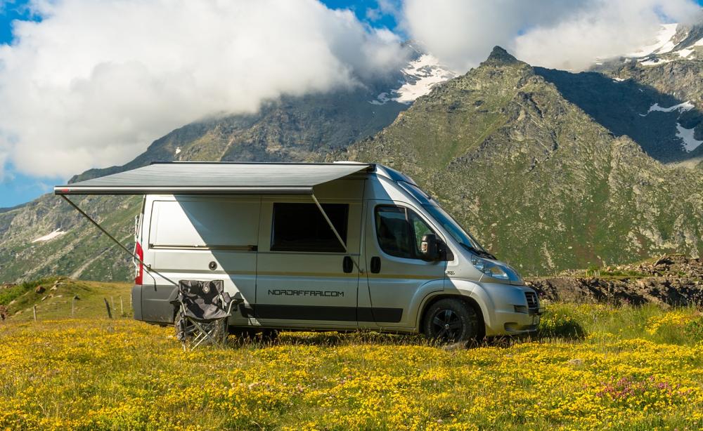 F65 S Markise Deep Black kassett 400 Royal Grey