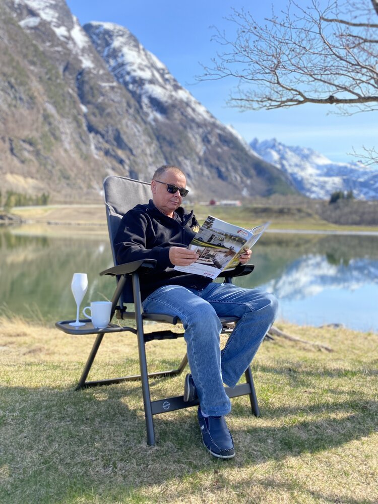 Campingstol Isfjorden Mørk grå polstret m/sidebord