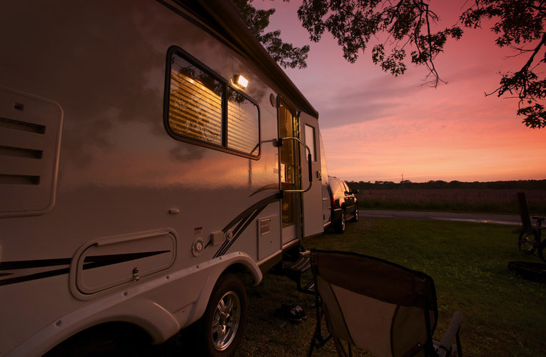 iStock-campingvogn-solnedgang.jpg